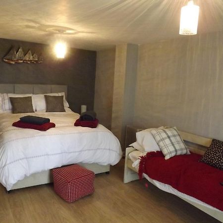 The Swallows Guest House Нюкий Екстериор снимка