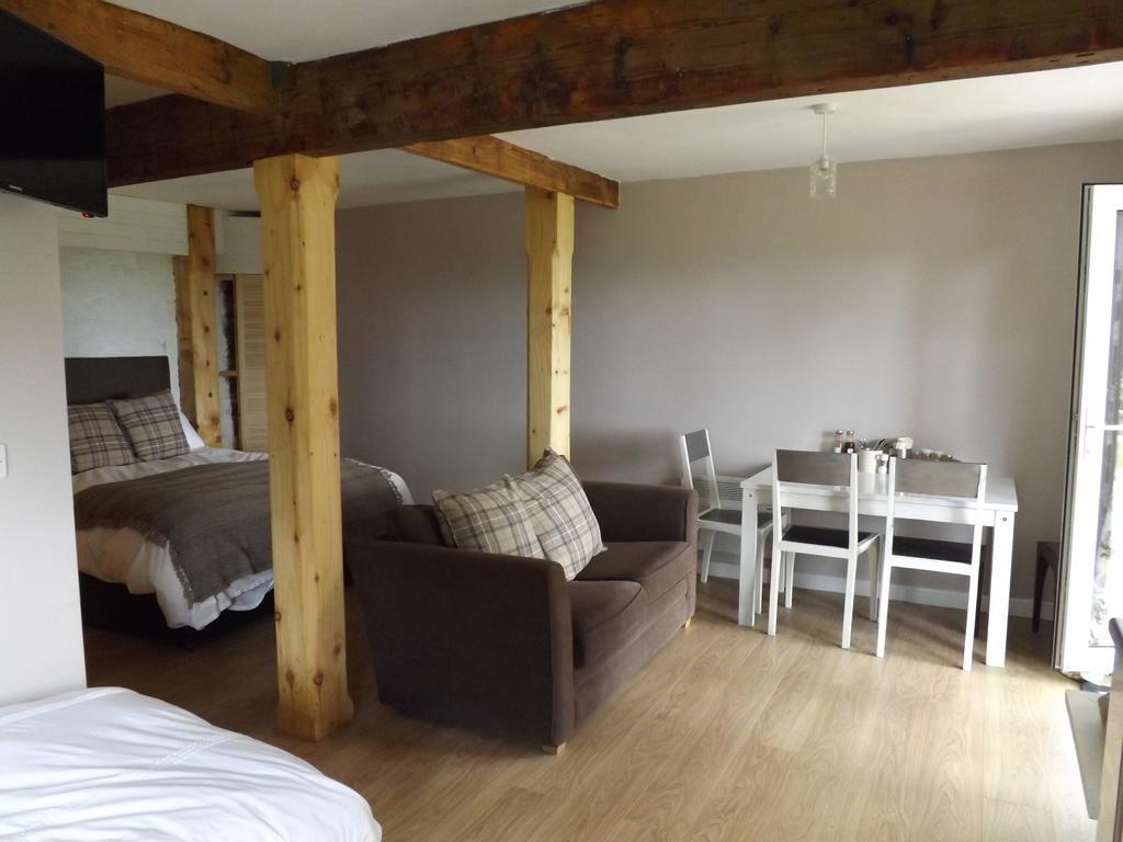 The Swallows Guest House Нюкий Екстериор снимка