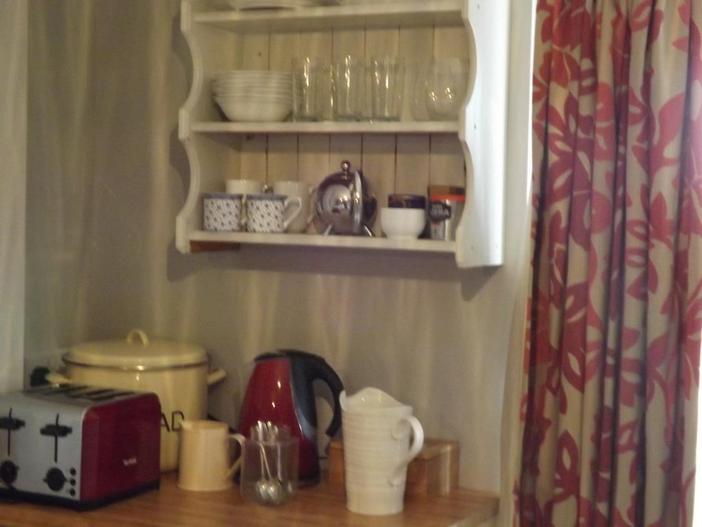 The Swallows Guest House Нюкий Екстериор снимка