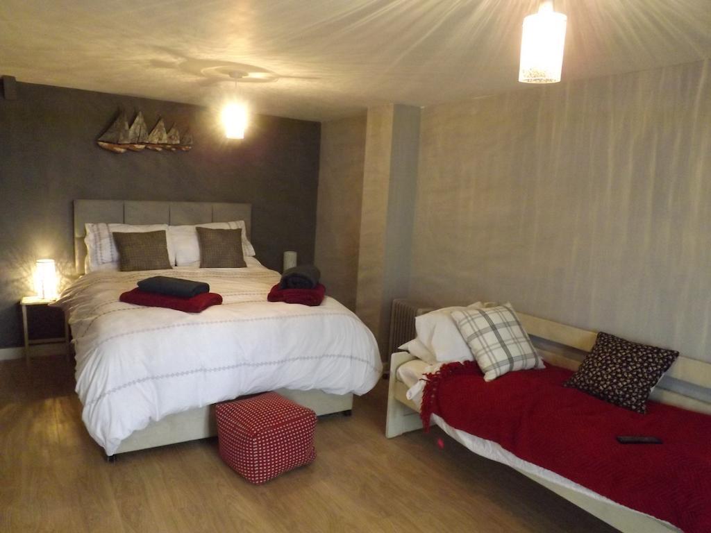 The Swallows Guest House Нюкий Екстериор снимка