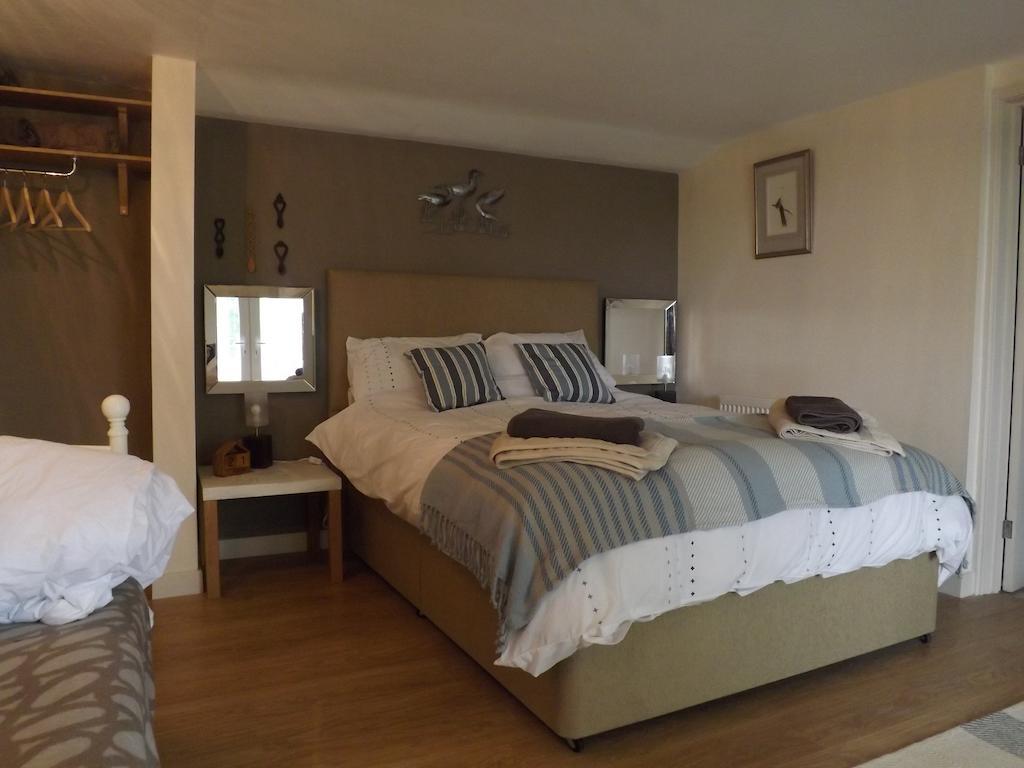 The Swallows Guest House Нюкий Стая снимка