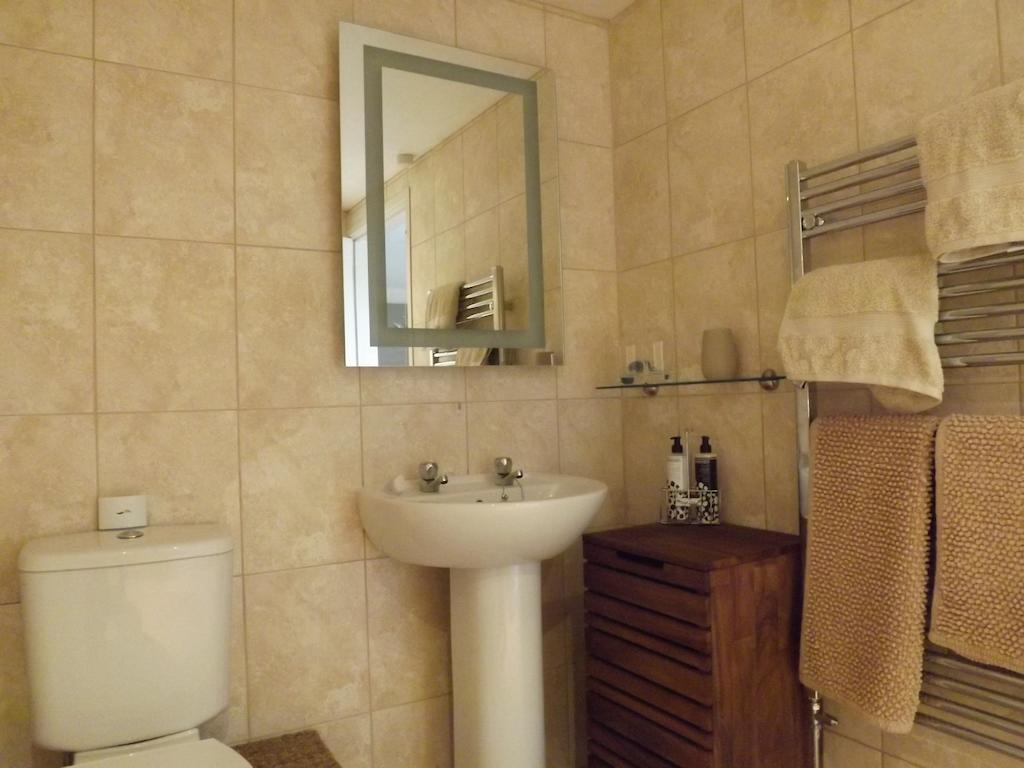 The Swallows Guest House Нюкий Стая снимка