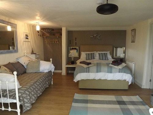 The Swallows Guest House Нюкий Екстериор снимка